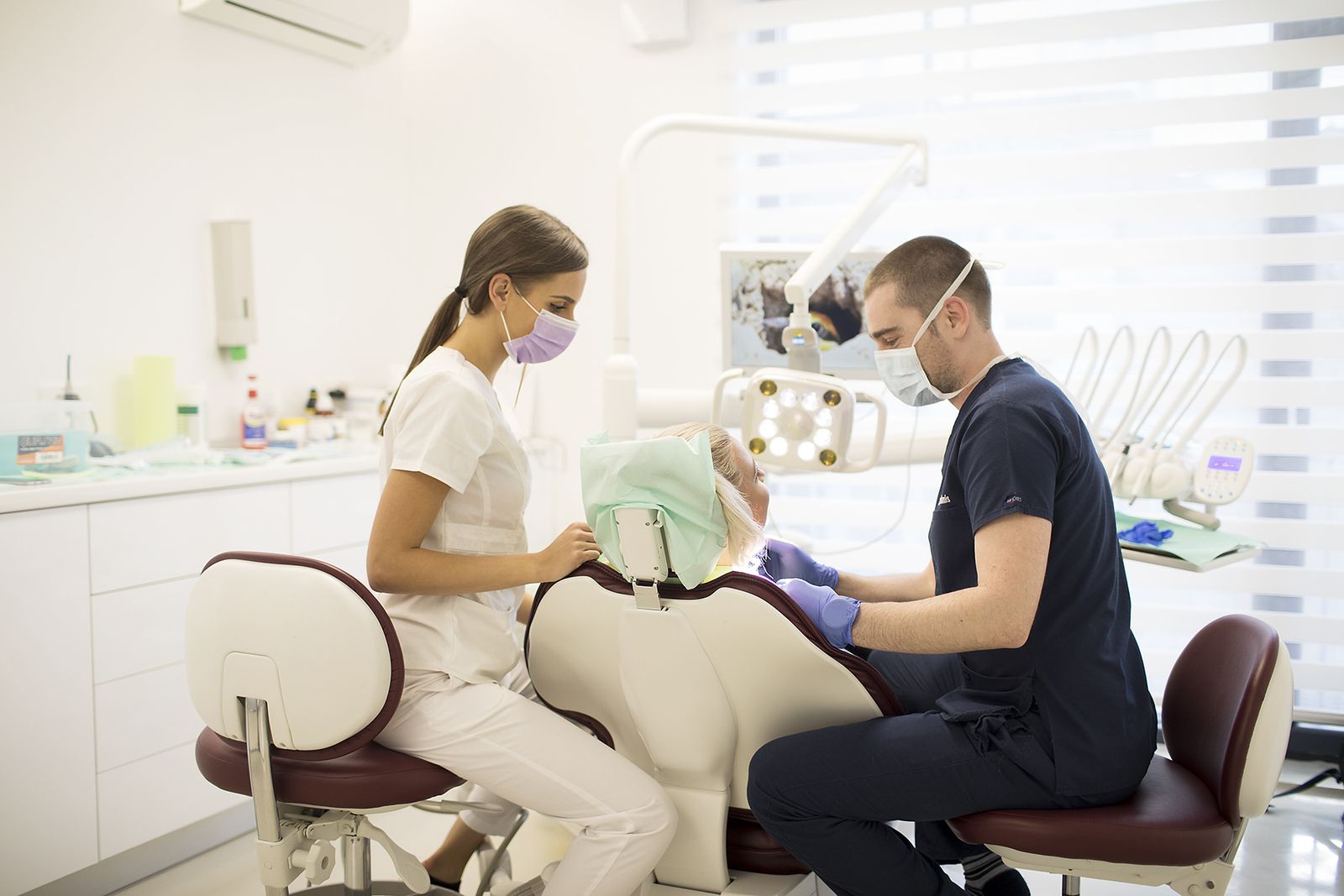 Refacerea dintilor cu ajutorul coroanelor dentare estetice