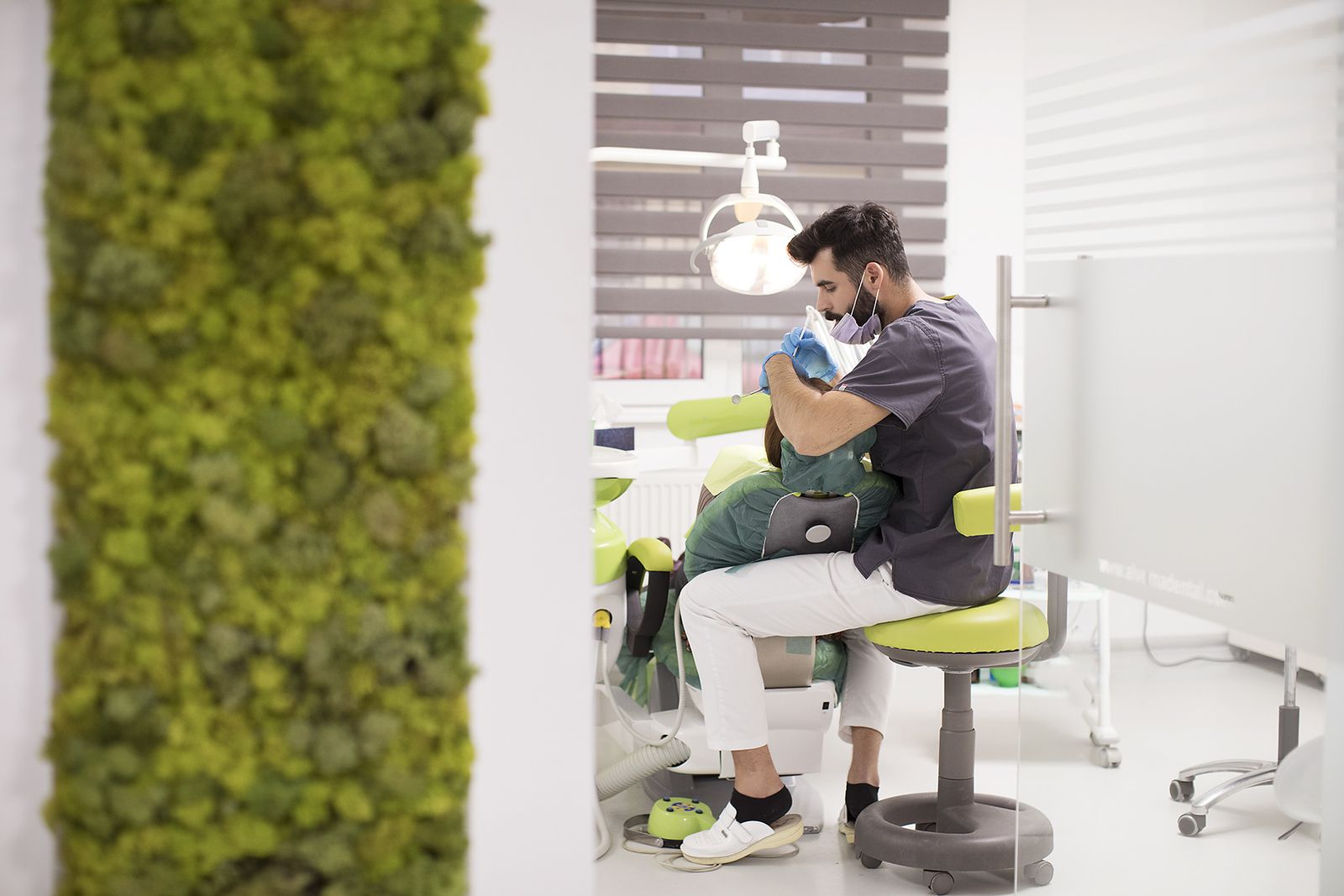 Restaurare dentara cu coroana ceramica rezistenta