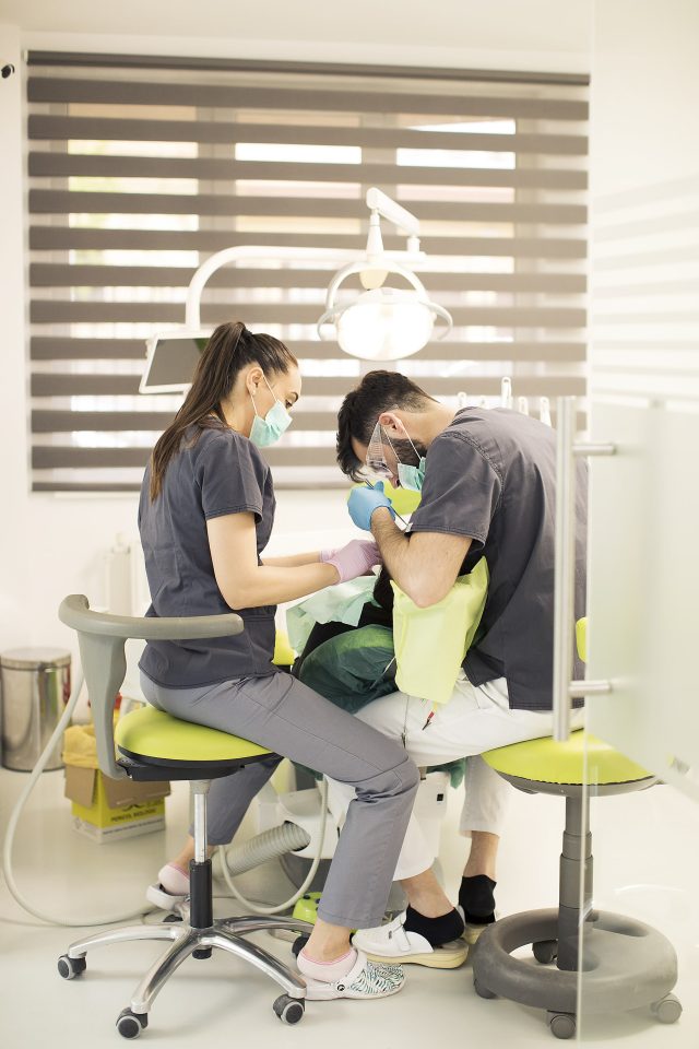 Cât rezistă o coroană dentară și cum trebuie să o întreții corect