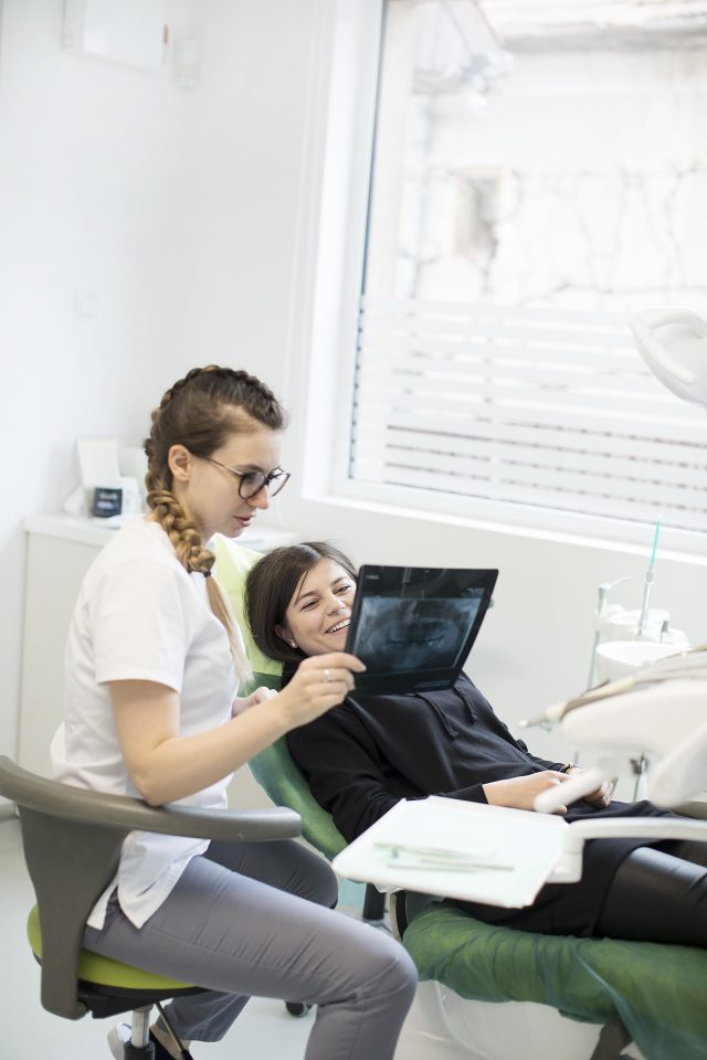 Ce este o coroană dentară și cine are nevoie de ea