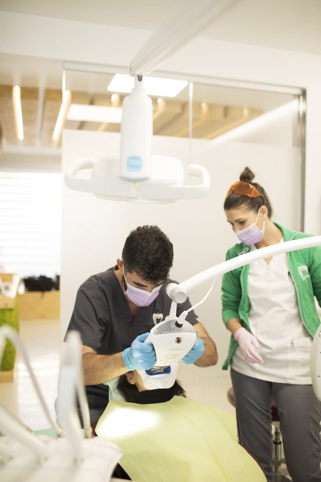 Cum să menții rezultatele albirii dentare