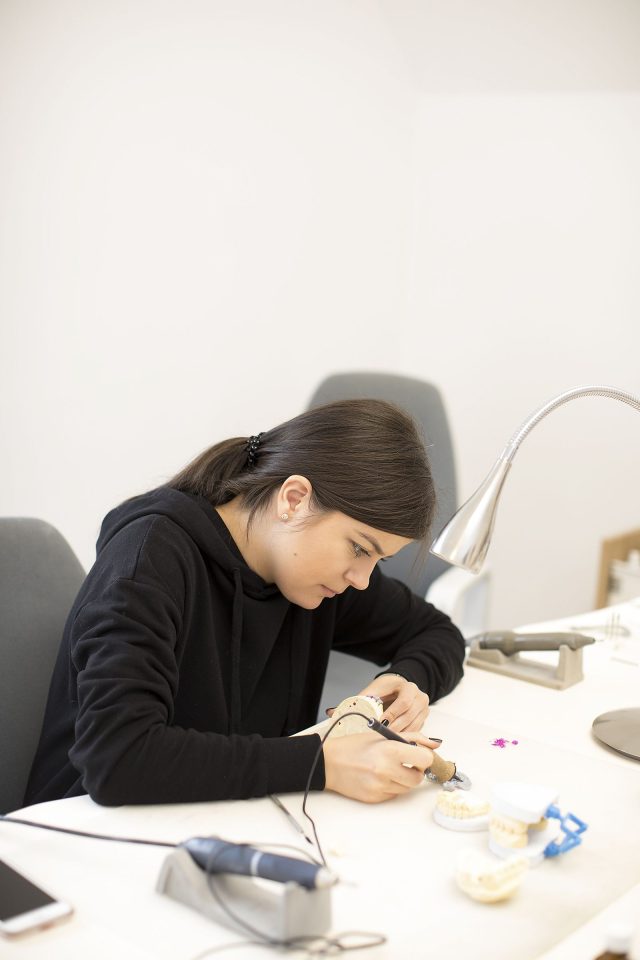 cât costă o fațetă dentară 2