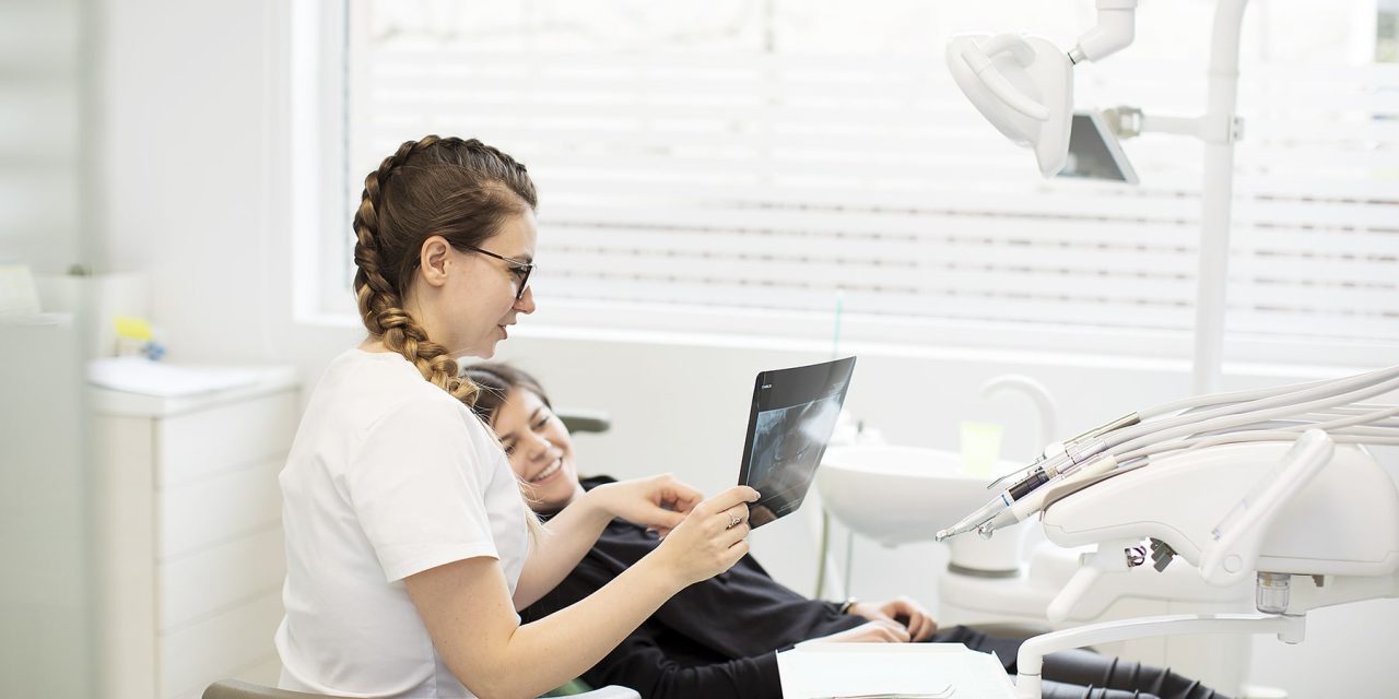 Cât rezistă o coroană dentară și cum trebuie să o întreții corect?