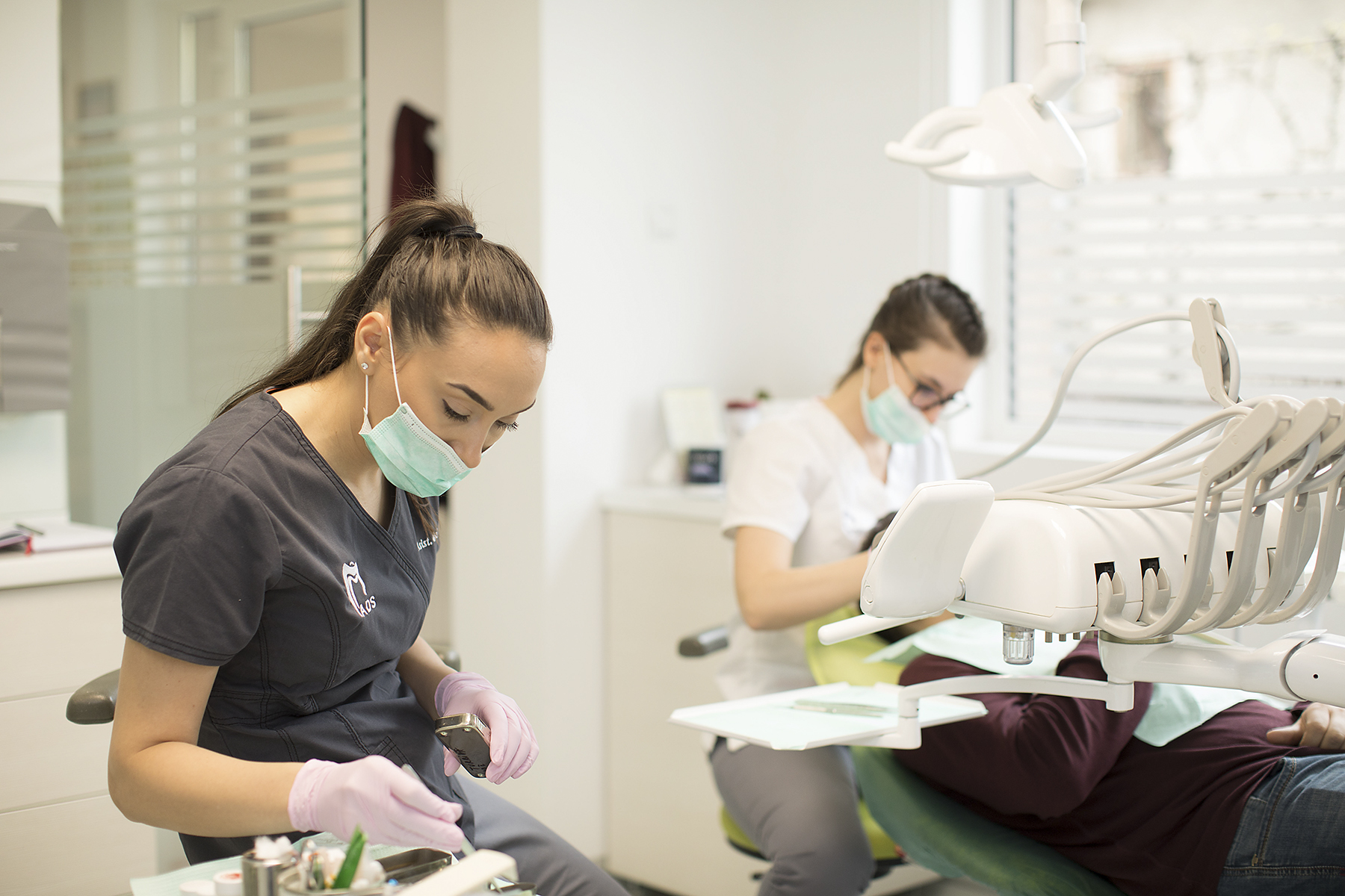 Coroane din capa de zirconiu + ceramică stratificată