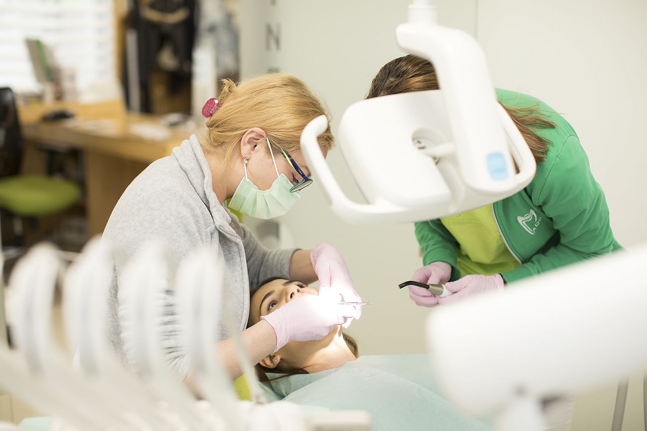 Factorii care influențează costul includ