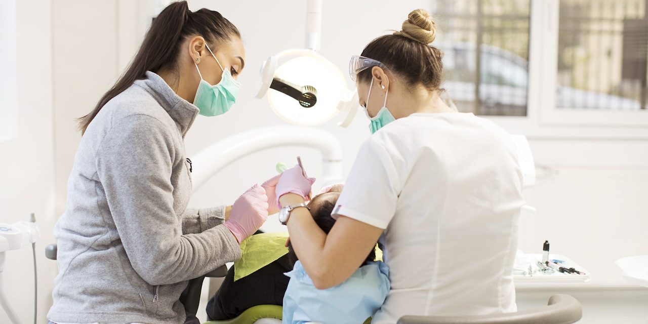 Când nu se poate face un implant dentar? Cauze, soluții și alternative