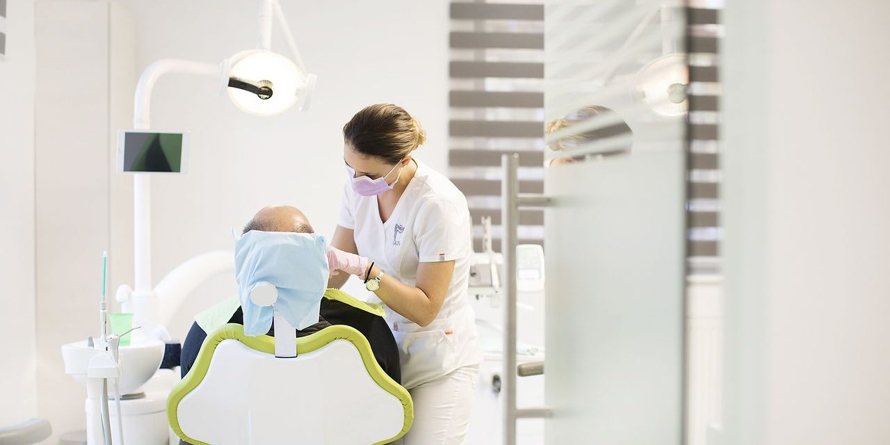 Simptome respingere implant dentar: cum recunoști semnele și ce soluții există