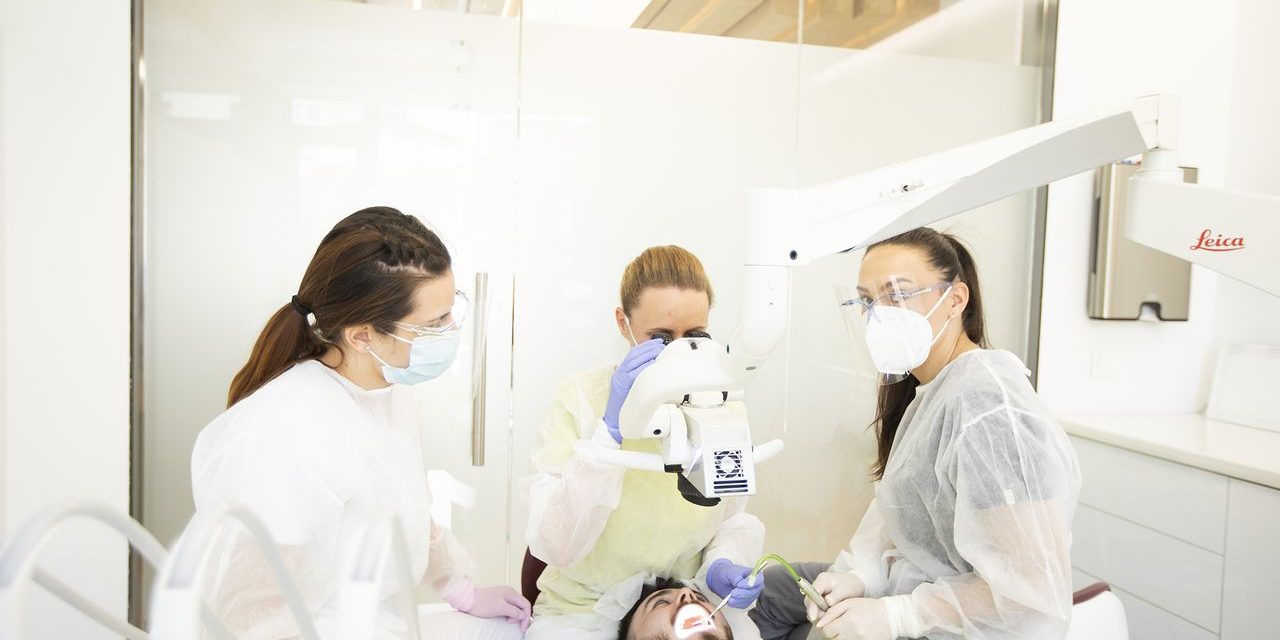 Ce poți mânca după implant dentar: alimente permise, interdicții și sfaturi pentru o vindecare rapidă