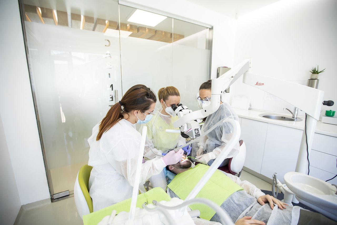 De ce aleg pacienții implantul dentar https://alvernadental.com/wp-content/uploads/2025/06/De-ce-aleg-pacientii-implantul-dentar.jpg