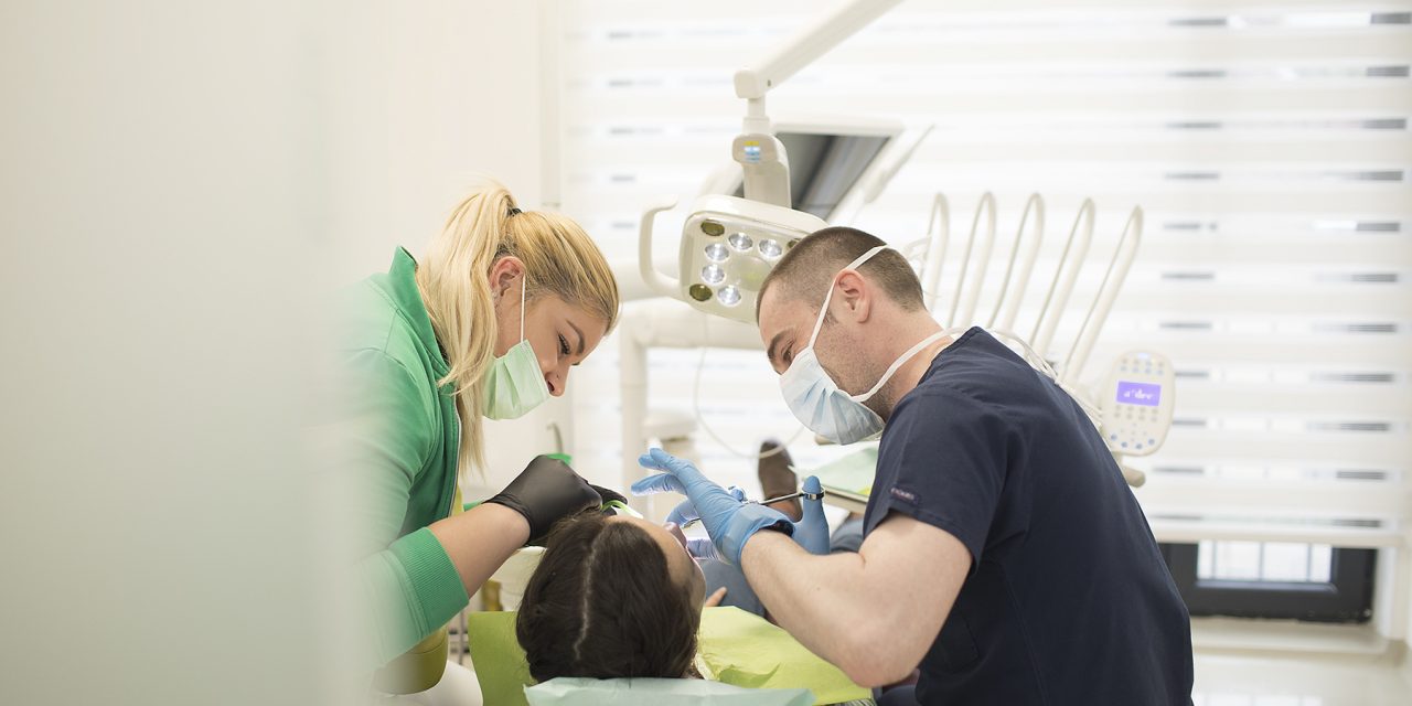 Tartru dentar: ce este, cum îl previi și cum ai grijă corect de dinții tăi