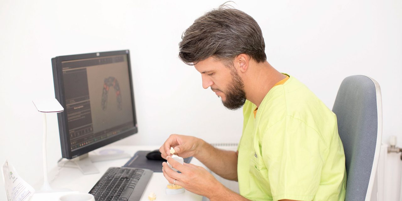 Cât rezistă un implant dentar?