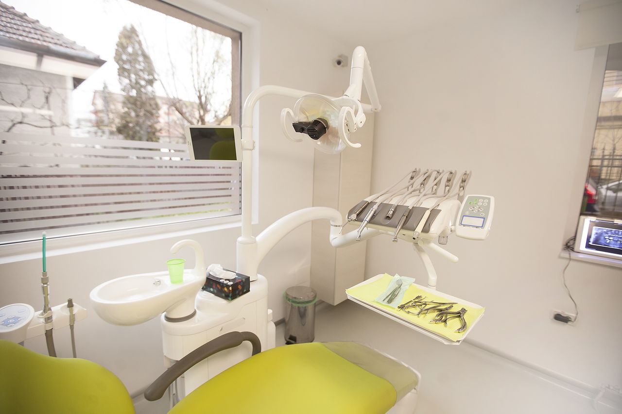 cât rezistă un implant dentar pacienti https://alvernadental.com/wp-content/uploads/2025/06/cat-rezista-un-implant-dentar-pacienti.jpg